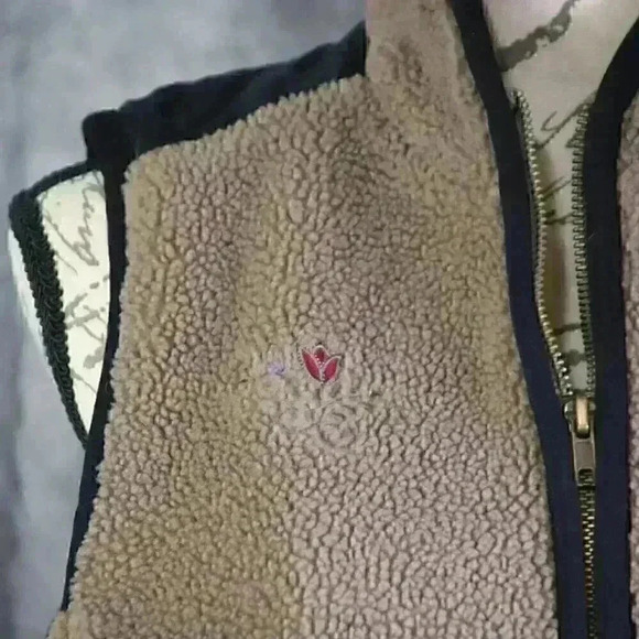 Walt Disney Winnie the Pooh brown color blocked fleece vest Size M. - Picture 4 of 9